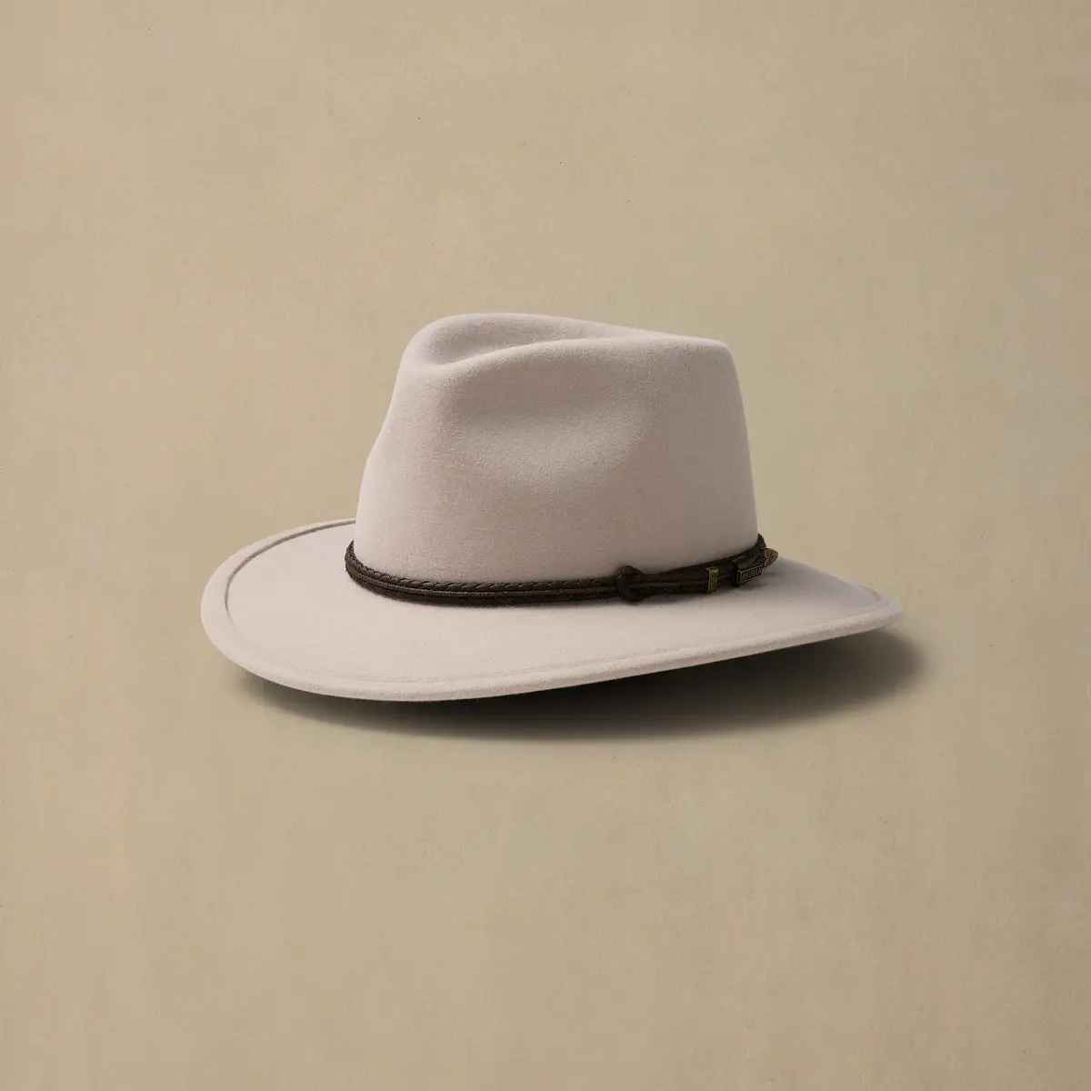 Traveller Light Sand 1