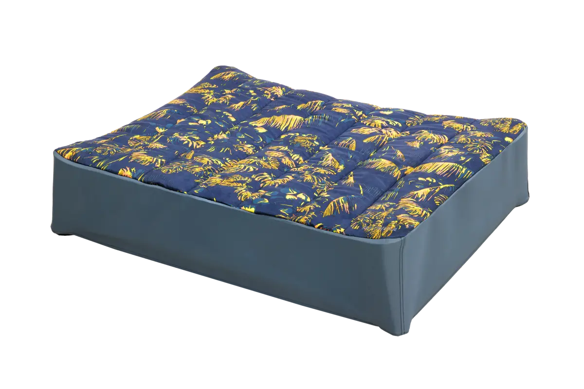 Mt. Everrest™ Insulated Dog Cot Cover 1