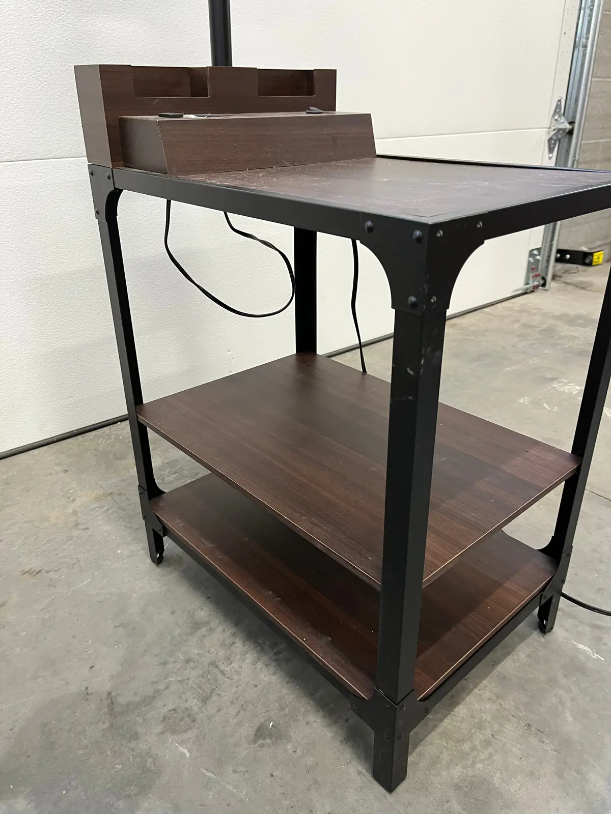 End Table With Lamp And Speaker 1